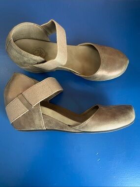 HOCUS POCUS Falin Taupe Mary Jane Wedge Flats with Elastic Strap 7.5 Silver